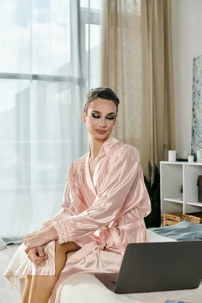 Attractive drag queen showcases vibrant personality in stylish indoor setting. — Stock Photo