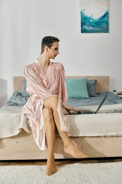 Une drag queen élégante pose gracieusement dans une chambre chic, évoquant un sentiment de tranquillité. — Photo de stock