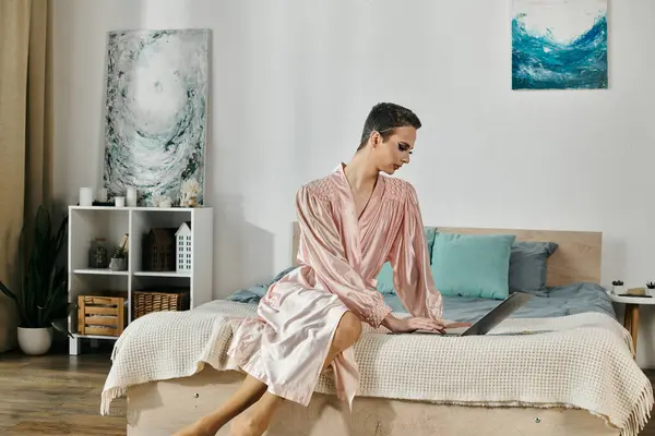 A fashionable drag queen strikes a graceful pose on a stylish bed. — Stock Photo