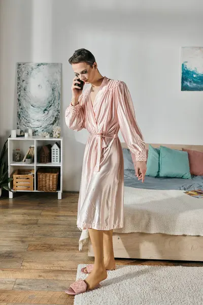 Uma jovem drag queen atraente posa brincando enquanto em uma chamada. — Fotografia de Stock