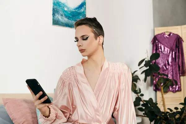 Stunning performer relaxes and engages with mobile device in stylish attire. — Stock Photo