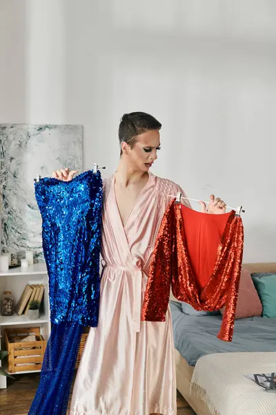 Dressed in luxurious robes, the drag queen displays stunning outfits with flair. — Stock Photo