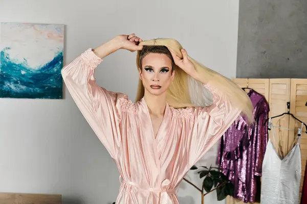 Una drag queen attraente mette in mostra la creatività con una posa mozzafiato e capelli fluenti. — Foto stock