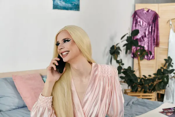 A glamorous drag queen joyfully converses on the phone. — Stock Photo