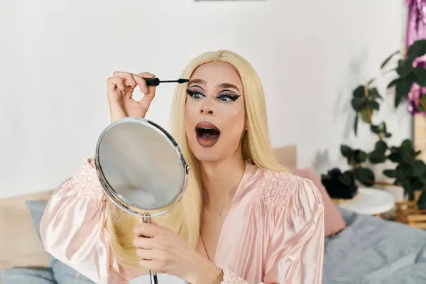 Drag Queen радостно совершенствует свой макияж в стильном интерьере. — стоковое фото