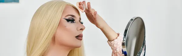An attractive drag queen showcases exquisite makeup while posing gracefully. — Stock Photo