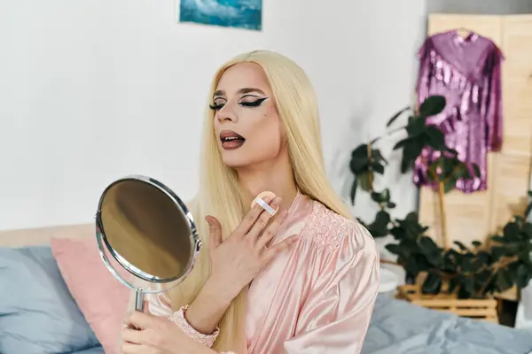 A stunning drag queen applies makeup while admiring their reflection. — Stock Photo