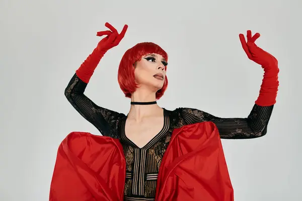 Una atractiva drag queen joven muestra elegancia y estilo. - foto de stock
