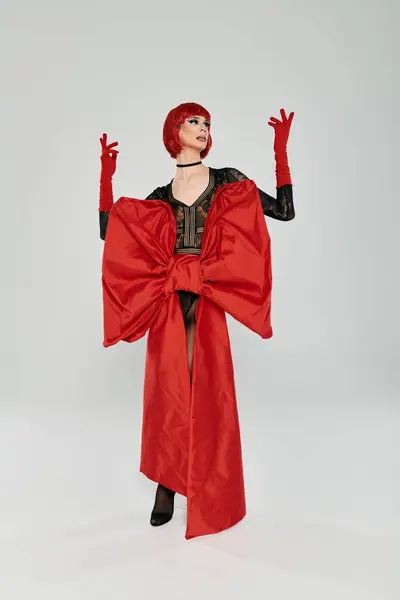 Uma drag queen atraente faz uma pose com confiança em um conjunto vibrante. — Fotografia de Stock