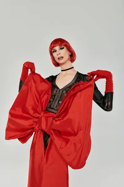 Drag Queen демонстрирует потрясающую моду с динамическими позами и яркой энергией. — стоковое фото