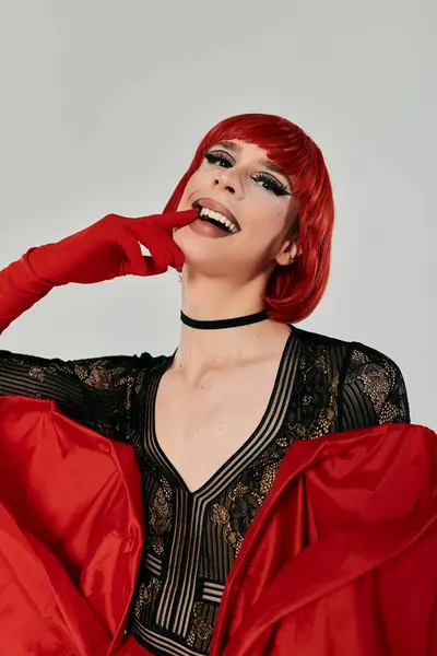Un impresionante drag performer irradia confianza y encanto. - foto de stock