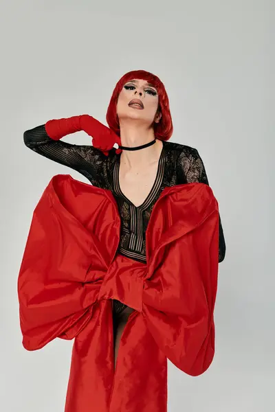 An attractive drag queen exudes confidence in striking attire. — Stock Photo