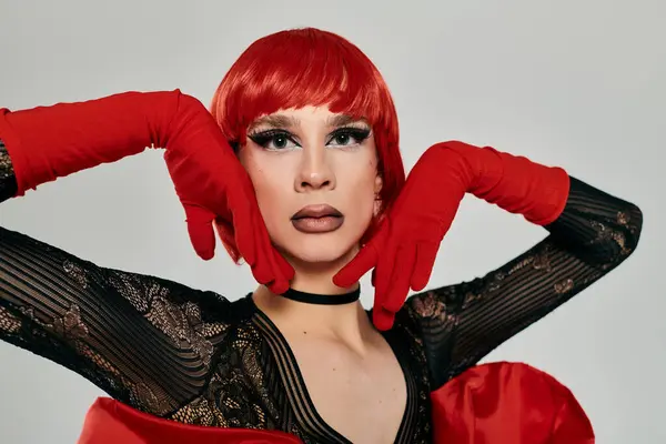 A striking drag queen showcases bold fashion and fierce expression. — Stock Photo