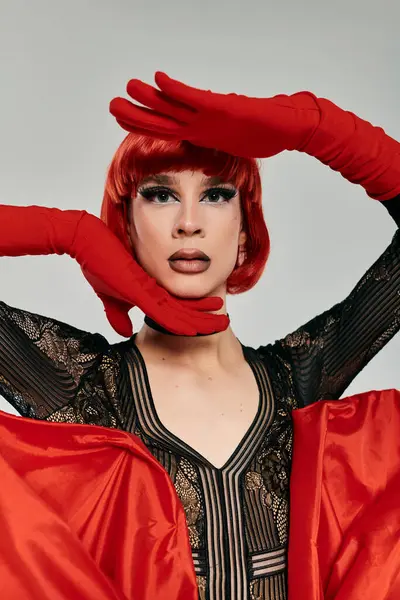 An alluring drag queen strikes a stunning pose with flair and confidence. — Stock Photo