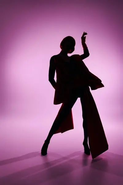 Una atractiva joven drag queen exhibe una pose atrevida con estilo. — Stock Photo