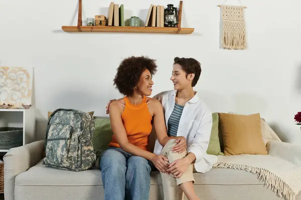 Un sincera despedida se desarrolla mientras un soldado militar abraza a su esposa en casa antes del despliegue. — Stock Photo