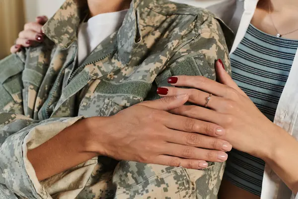 Un sincera despedida mientras un soldado se va para el deber, abrazado por su amante compañero en casa. — Stock Photo