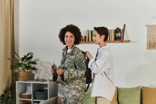 Una despedida amorosa mientras un soldado abraza a su pareja antes de dirigirse al servicio. — Stock Photo