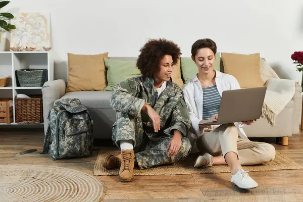 Um soldado afro-americano compartilha uma despedida sincera com sua esposa em sua casa calorosa e convidativa. — Fotografia de Stock
