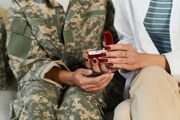 Uma despedida como um soldado parte para o dever, trocando amor e compromisso, segurando anel de noivado — Fotografia de Stock