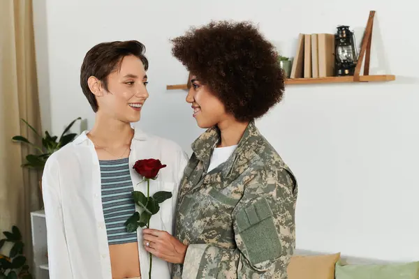 Una sincera despedida mientras un soldado de uniforme comparte un momento tierno con su esposa en casa. — Stock Photo