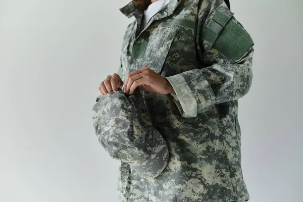 Une femme soldat dévouée ajuste son équipement, faisant preuve de fierté dans son service militaire. — Photo de stock