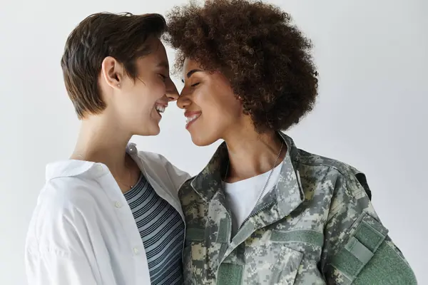 A loving embrace captures a heartfelt moment between a soldier and her wife before service. — Stock Photo