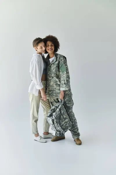 Un soldado abraza a su esposa en un sincero adiós mientras se prepara para el servicio. — Stock Photo