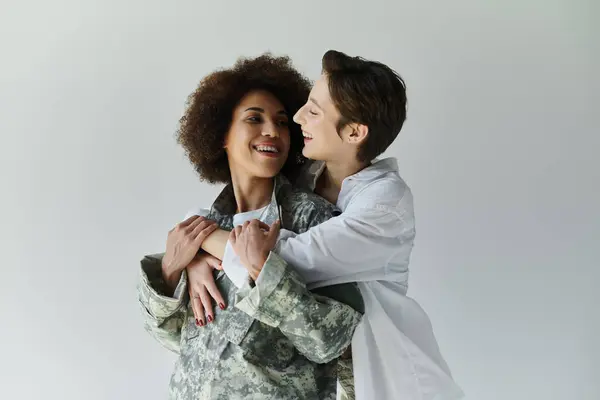 Um momento terno entre um soldado e sua esposa, compartilhando amor e apoio antes do serviço. — Fotografia de Stock