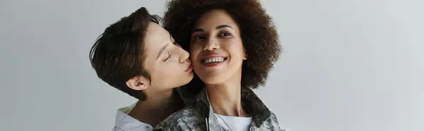 Un momento de corazón mientras un socio se prepara para el servicio militar, compartiendo amor y apoyo en un estudio. — Stock Photo