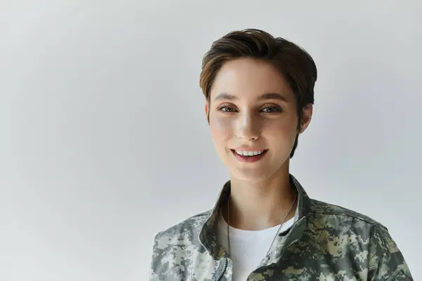 Un soldado en camuflaje que sale para el servicio. — Stock Photo