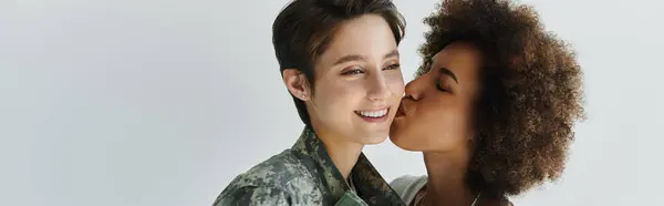 A loving moment shared between a soldier and her wife before heading off to service. — Stock Photo