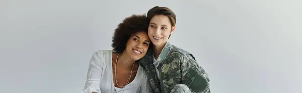 Un momento de amor compartido entre un soldado de uniforme y su esposa de apoyo en un estudio. — Stock Photo