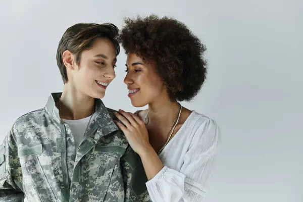 Un momento de despedida amoroso entre un soldado de uniforme y su esposa de apoyo en un estudio. — Stock Photo