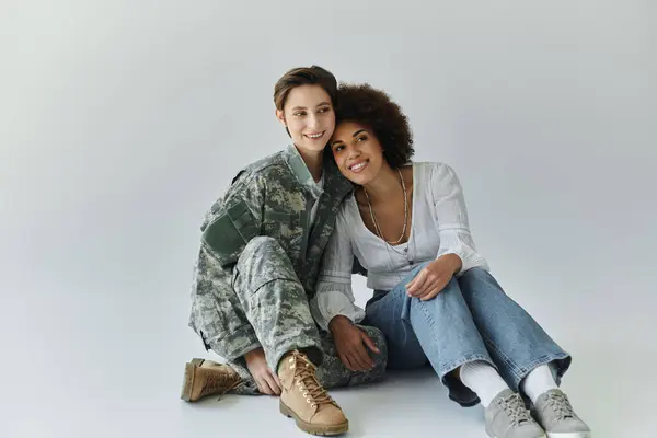 Un soldado militar y su esposa comparten un momento de amor en un estudio. — Stock Photo