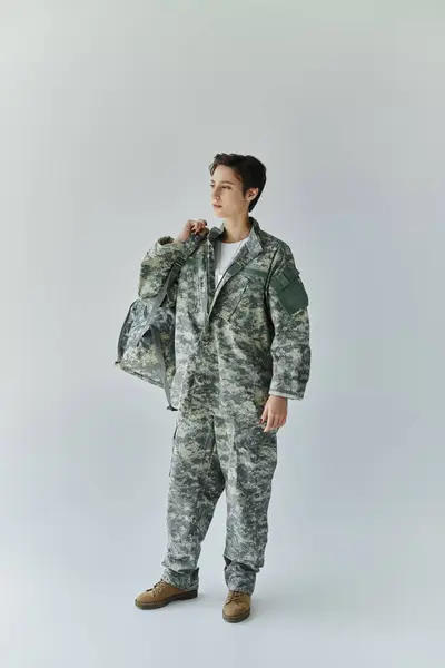 A soldier in camouflage prepares to leave with backpack — Stock Photo