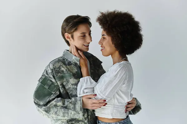 A loving embrace between a soldier in uniform and her wife, filled with affection and support. — Stock Photo