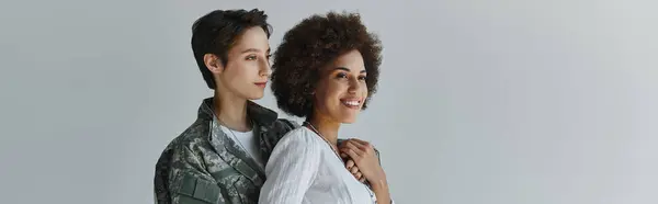 Un momento sincero como soldado de uniforme comparte un abrazo amoroso con su esposa. — Stock Photo
