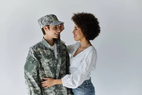 Un momento sincero como soldado de uniforme y su esposa comparten un abrazo íntimo. — Stock Photo