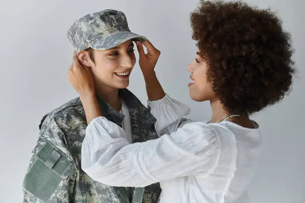 Un soldado comparte un momento tierno con su esposa antes de partir para servir en el ejército. - foto de stock