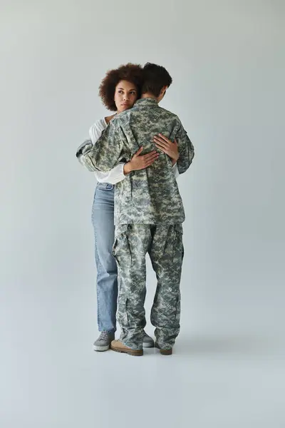 Un soldado abraza a su esposa, apreciando un momento sincero antes del despliegue. — Stock Photo