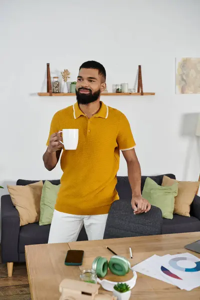 Eine stilvolle Person entspannt sich zu Hause bei einem warmen Getränk. — Stockfoto