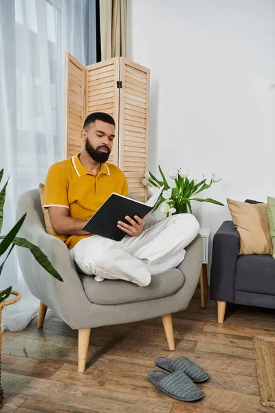 Un hombre bien vestido disfruta leyendo en un ambiente elegante y relajante. - foto de stock