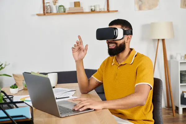 Un uomo allegro immerso nella realtà virtuale seduto alla scrivania. — Foto stock