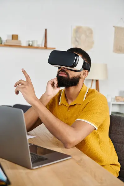 A man immersed in virtual reality, enjoying technology in a cozy home setting. — Stock Photo