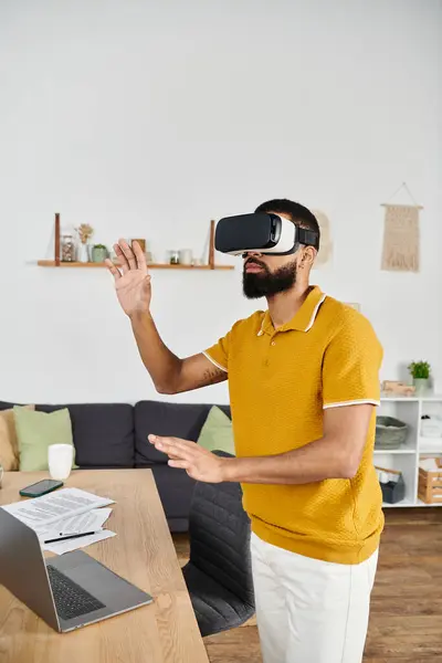 Impegnato in un'avventura di realtà virtuale mentre a casa. — Foto stock