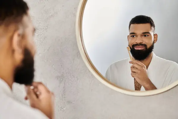 Un uomo con la barba si diverte a prepararsi in un ambiente confortevole. — Foto stock