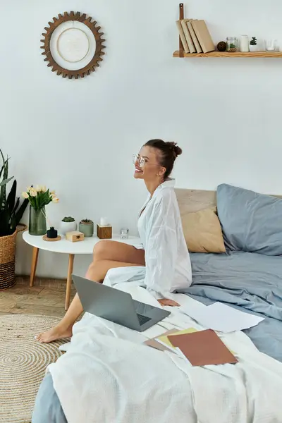 Une jeune femme profite de son temps dans un cadre serein chambre. — Photo de stock