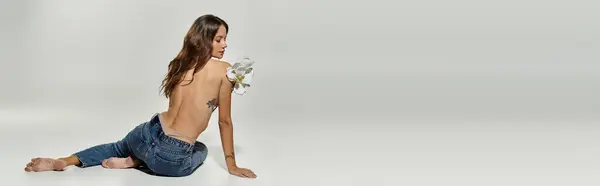 Une jeune femme topless met en valeur la grâce et la beauté avec des détails floraux. — Stock Photo