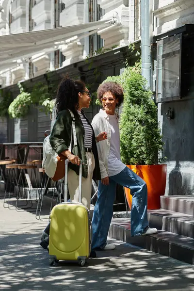 Ein glückliches Paar erkundet eine charmante europäische Straße und genießt lachend ihr Reiseabenteuer. — Stockfoto